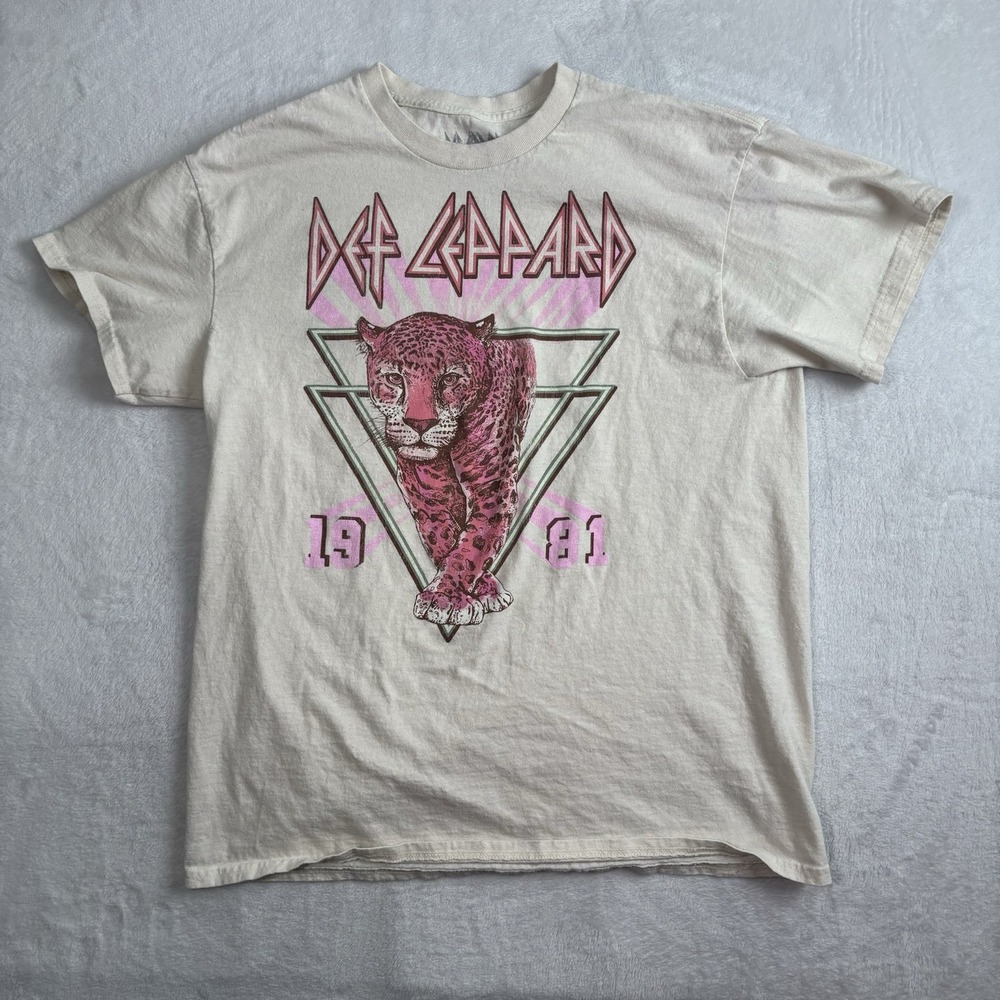 Def Leppard 1981 Tour Beige Short Sleeve Graphic Shirt Men's Large‎